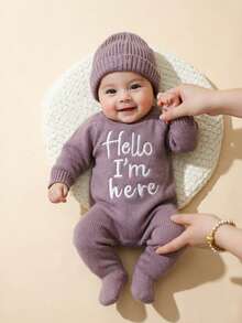 SHEIN 2件組 Hello I'm Here 趣味圖案刺繡新生兒攝影套裝 針織海軍藍連身褲連身衣與帽子 嬰兒拍照秋季道具 - 紫色 - 查看 5