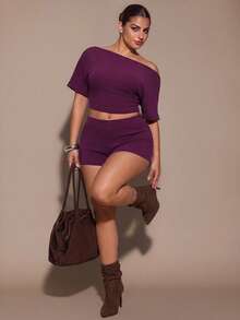 SHEIN BAE CURVE طقم قطعتين مقاس كبير من الكشمير المحبوك بكتف غير متماثل وأكمام قصيرة مع شورت خصر منخفض، طقم مخطط للربيع/الصيف، طقم أساسي من قطعتين - أحمر بنفسجي - مشاهدة 3