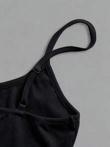 SHEIN BASICS 女款純色極簡基本款保守休閒百搭細肩帶背心，適合度假、海灘、健身房、居家休閒、日常與假日居家穿著，黑色夏季款 - 黑色 - 查看 8