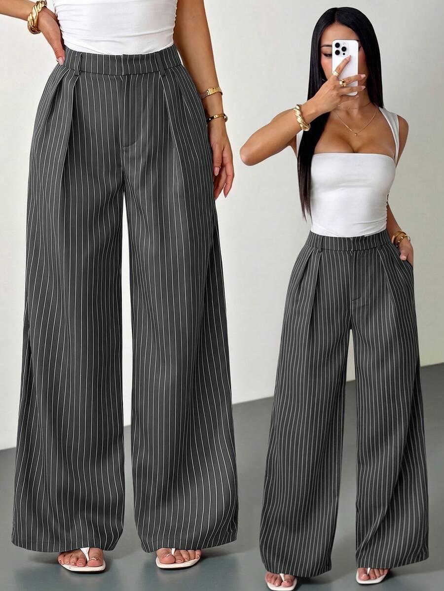 SHEIN PETITE 女款極簡現代灰色條紋西裝褲-高腰寬腿褲,適合休閒、商務、通勤與正式場合。這款灰色條紋寬腿褲採用寬鬆版型與百褶設計,兼具休閒與專業風格 - 灰色 - 查看 1