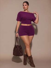 SHEIN BAE CURVE طقم قطعتين مقاس كبير من الكشمير المحبوك بكتف غير متماثل وأكمام قصيرة مع شورت خصر منخفض، طقم مخطط للربيع/الصيف، طقم أساسي من قطعتين - أحمر بنفسجي - مشاهدة 6