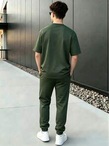 SHEIN Vacaura 2件組男孩套裝，秋冬新款印花黑色短袖T恤搭配工裝錐形長褲，休閒百搭套裝 - 彩色 - 查看 2