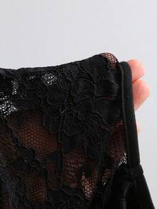 Sweetra Gaun Mini Bodycon Seksi Transparan untuk Pesta Liburan dengan Belahan Pendek dan Patchwork Renda - Hitam - View 6