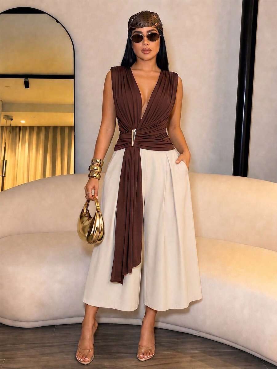 SOLERSUN Atasan Tanpa Lengan Wanita Berkerah V Dalam dengan Detail Draping, Cincin Logam Bentuk Tetesan Air Mata, dan Ikat Pinggang Asimetris.