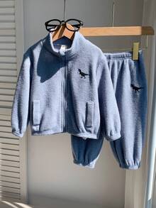 SHEIN 2件組男嬰秋冬可愛休閒百搭街頭風藍色刺繡圖案立領夾克外套與長褲套裝，藍色套裝，秋冬套裝，嬰兒套裝，夾克套裝 - 彩色 - 查看 7