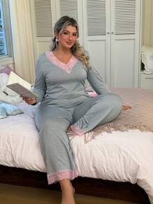 Slumberry CURVE طقم بيجامة مريح من الصوف المحبوك بتصميم نحيف بياقة على شكل حرف V مع تطريز دانتيل بألوان متباينة بأسلوب INS الحلو للمقاسات الكبيرة - رمادي - مشاهدة 5