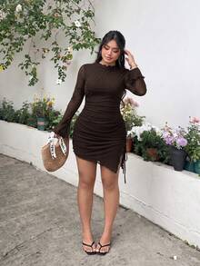 SHEIN EZwear 巧克力棕色純色聚酯纖維網眼內裡雙層側褶皺不對稱下擺大尺碼洋裝 秋季 - 巧克力棕 - 查看 6