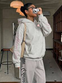 淺灰色青少年女孩休閒時尚街頭 Y2K 字母圖案寬鬆舒適連帽衛衣（附口袋）適合秋冬日常、旅行、街頭、校園、時髦、新季節、美式街頭、甜酷慵懶、隨性時尚女孩 - 彩色 - 查看 4