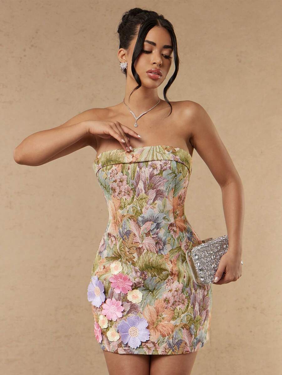 Silquee Gaun mini tanpa tali yang pas di badan ini menampilkan pola jacquard berwarna-warni dan aplikasi bunga 3D, memancarkan keanggunan musim gugur sekaligus membuat Anda tampil menawan. - MultiWarna - View 1