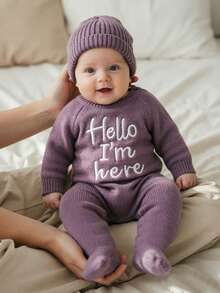 SHEIN 2件組 Hello I'm Here 趣味圖案刺繡新生兒攝影套裝 針織海軍藍連身褲連身衣與帽子 嬰兒拍照秋季道具 - 紫色 - 查看 7