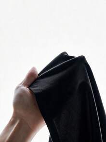 SHEIN BASICS 女款純色極簡基本款保守休閒百搭細肩帶背心，適合度假、海灘、健身房、居家休閒、日常與假日居家穿著，黑色夏季款 - 黑色 - 查看 9