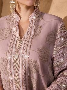 Al Najma 女款優雅工藝布料流蘇裝飾寬鬆長款晨袍 - 粉色 - 查看 6