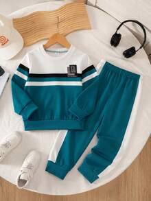 Genkimix Kids 2件組小男孩休閒運動學院風街頭可愛酷感圖案三色條紋衛衣+長褲，適合日常穿著、上學、旅行、運動，春秋季，極簡設計，舒適時尚，男孩衣櫥的實用時尚選擇 - 綠色 - 查看 3