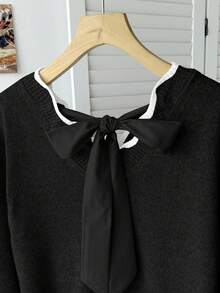 SHEIN 这款少女休闲时尚百搭针织套头毛衣，采用波浪下摆、V领、后背蝴蝶结和灯笼袖设计，适合周末、休闲外出、返校、万圣节、圣诞节、新年等秋冬季穿着。 - 黑色 - 查看 7