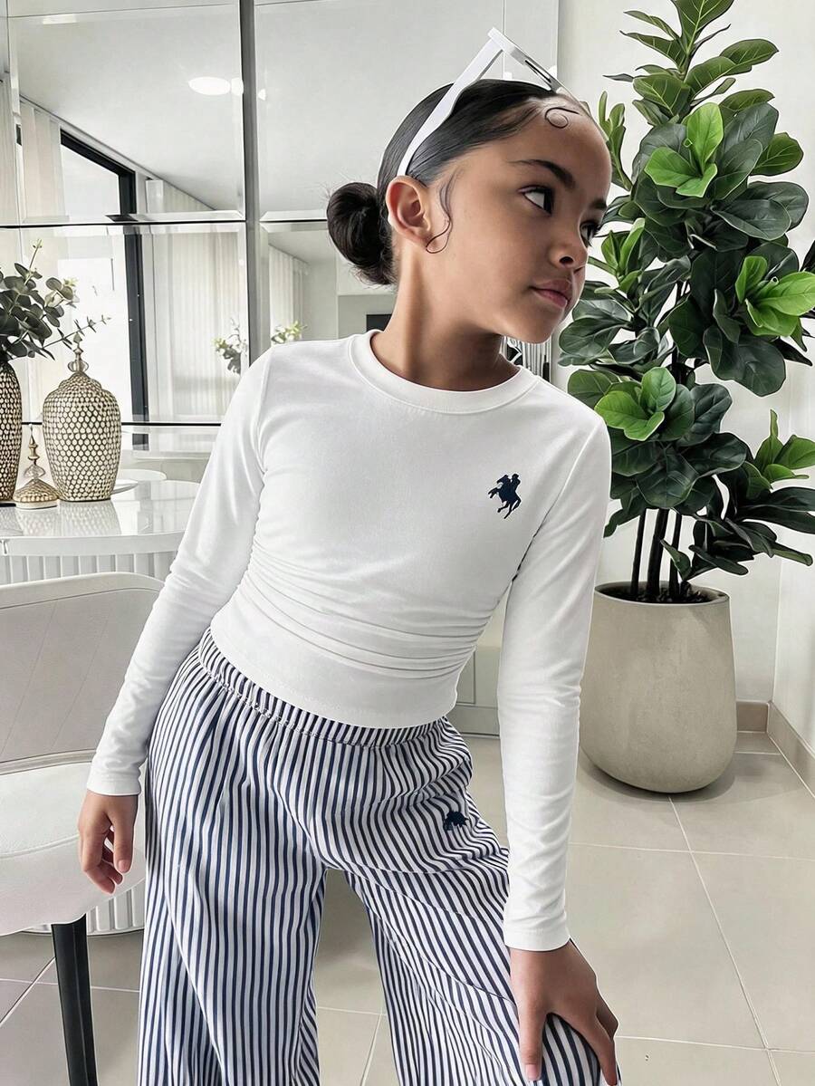 SHEIN 復古時尚迷你 Logo 圖案休閒條紋長褲,青少年女孩極簡休閒時尚修身腰縮褶 T-shirt 上衣與寬鬆長褲 2 件套,適合休閒日常穿著、街頭風、外出、度假、返校、開學季 - 白色 - 查看 1