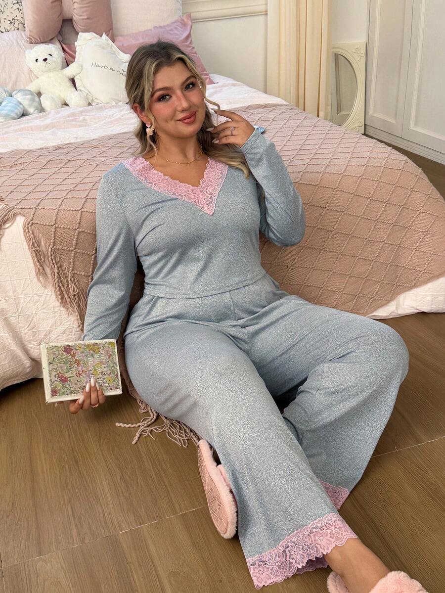 Slumberry CURVE طقم بيجامة مريح من الصوف المحبوك بتصميم نحيف بياقة على شكل حرف V مع تطريز دانتيل بألوان متباينة بأسلوب INS الحلو للمقاسات الكبيرة - رمادي - مشاهدة 1