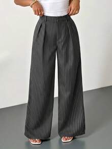 SHEIN PETITE 女款極簡現代灰色條紋西裝褲－高腰寬腿褲，適合休閒、商務、通勤與正式場合。這款灰色條紋寬腿褲採用寬鬆版型與百褶設計，兼具休閒與專業風格 - 灰色 - 查看 10