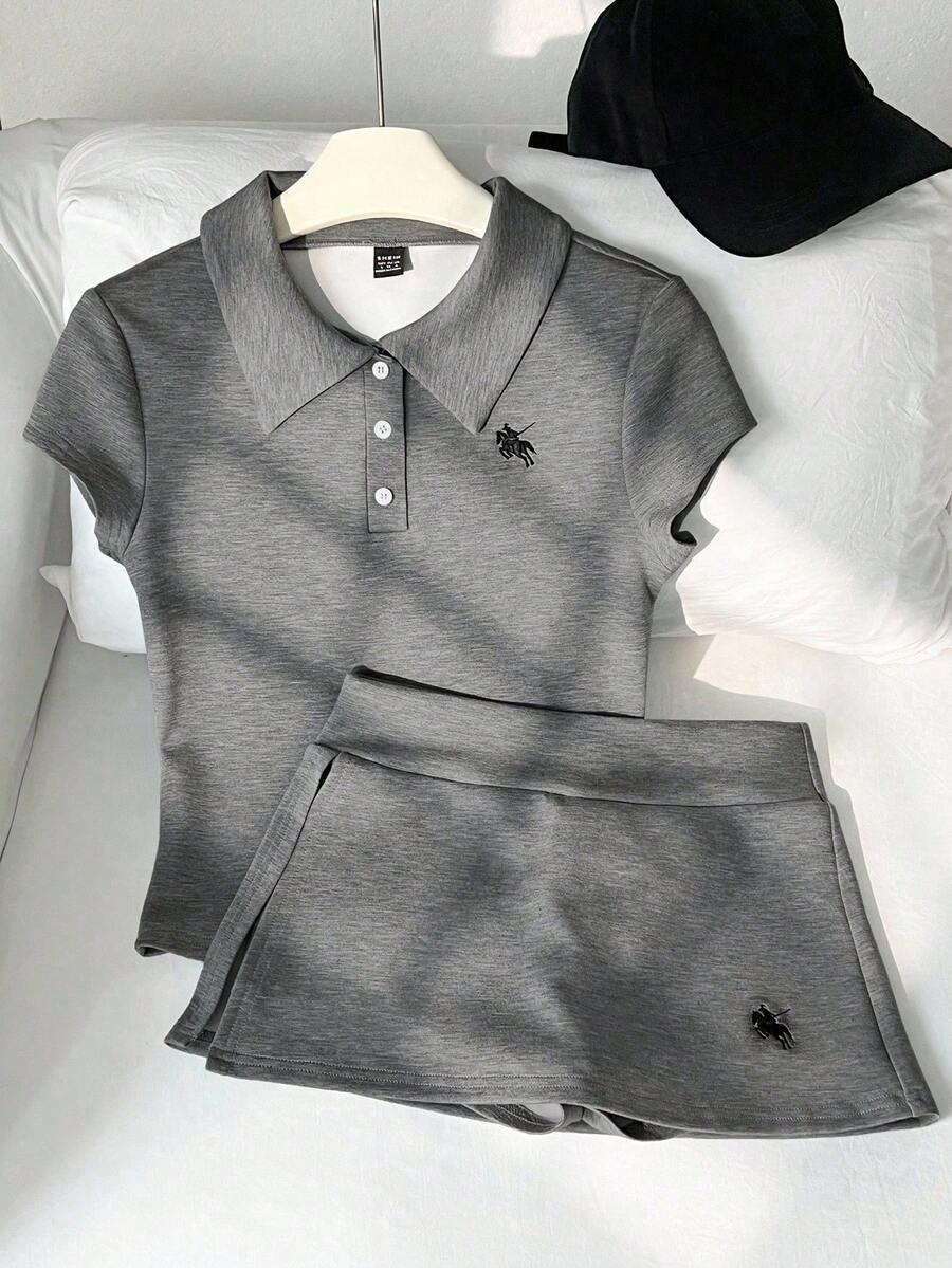 Flirla 女士休闲简约 Polo 领马绣修身 T 恤 + 低腰迷你裙裤套装 - 深灰色 - 查看 1