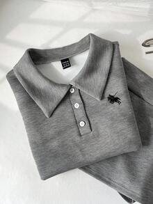 Flirla 女士休闲简约 Polo 领马绣修身 T 恤 + 低腰迷你裙裤套装 - 深灰色 - 查看 4