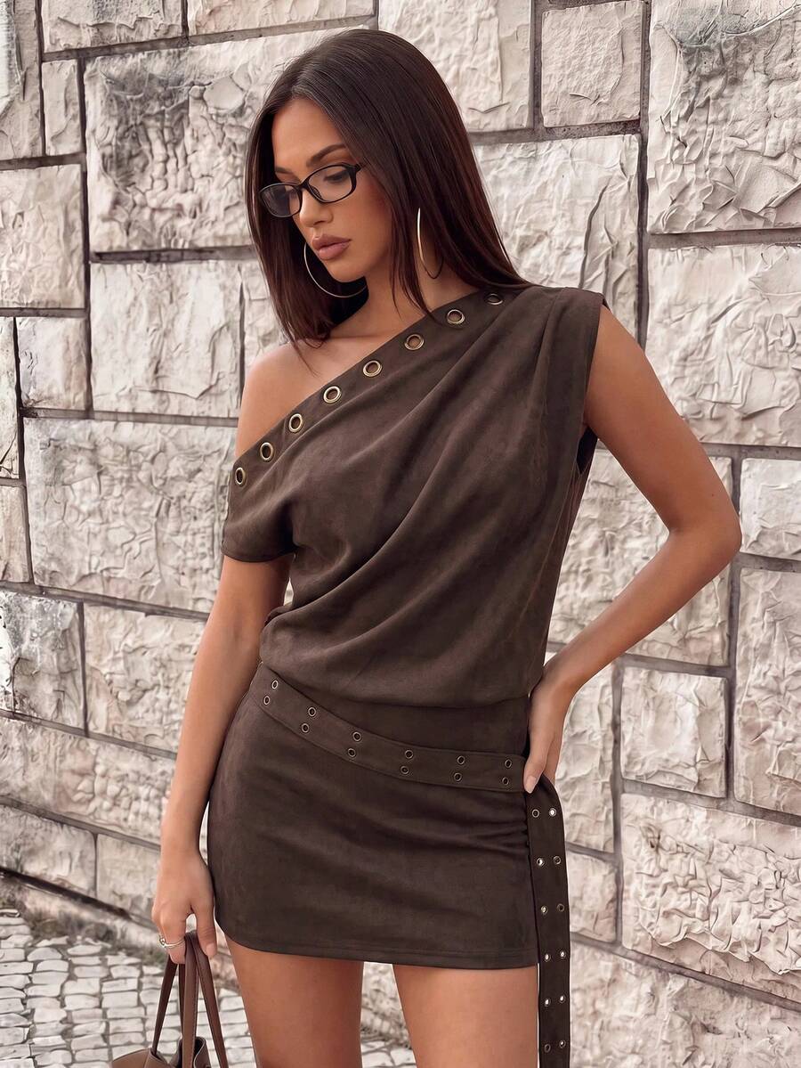 Avantive Gaun Mini Wanita Warna Polos dengan Desain Eyelet, Leher Asimetris, dan Detail Kerut, Cocok untuk Pesta, Acara Malam, Warna Cokelat Tua, Seksi untuk Musim Gugur