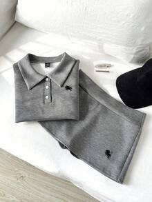 Flirla 女士休闲简约 Polo 领马绣修身 T 恤 + 低腰迷你裙裤套装 - 深灰色 - 查看 3
