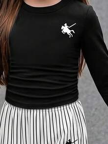 Casuvi Kids 女童秋冬修身長袖條紋寬腿褲兩件套，黑色百褶短款長袖上衣搭配白色馬騎士與直條紋寬腿褲，黑色馬騎士設計呼應，簡約休閒時尚女童套裝 - 彩色 - 查看 5