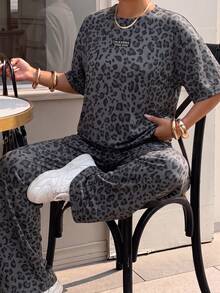 SHEIN EZwear 豹紋女款大尺碼圓領T恤與長褲休閒兩件套，灰色，適合度假與辦公，夏季穿著 - 深灰色 - 查看 1