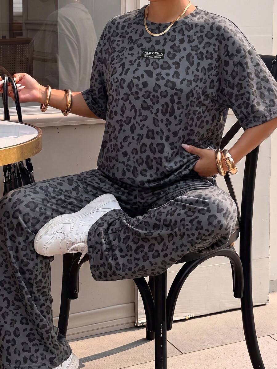 SHEIN EZwear 豹紋女款大尺碼圓領T恤與長褲休閒兩件套,灰色,適合度假與辦公,夏季穿著 - 深灰色 - 查看 1