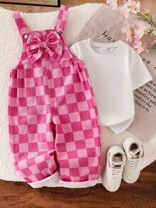 SHEIN Genkimix Kids 幼女時尚百搭牛仔吊帶褲，適合幼兒，春夏秋冬四季穿著，粉色格紋蝴蝶結設計，增添可愛氛圍，胸前大蝴蝶結設計，寬鬆直筒褲管，柔軟舒適面料，適合日常外出與上學通勤 - 粉色 - 查看 9