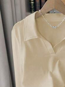 SHEIN 女款 POLO 領修身 T 恤，休閒極簡優雅風，適合日常休閒穿著，長袖上衣，春/秋季新款時尚上衣女式襯衫，蝴蝶結圖案 T 恤上衣 - 杏色 - 查看 5