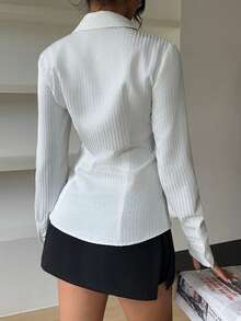 SHEIN EZwear 女款休閒收腰長袖鈕扣襯衫，秋冬服飾，通勤穿搭，返校造型，女款秋季服飾，冬季服飾，2026秋冬，休閒，Y2K，女款通勤造型，基礎款，牛仔女郎，復古，返校，外出，校園 - 白色 - 查看 2