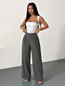 SHEIN PETITE 女款極簡現代灰色條紋西裝褲－高腰寬腿褲，適合休閒、商務、通勤與正式場合。這款灰色條紋寬腿褲採用寬鬆版型與百褶設計，兼具休閒與專業風格 - 灰色 - 查看 4