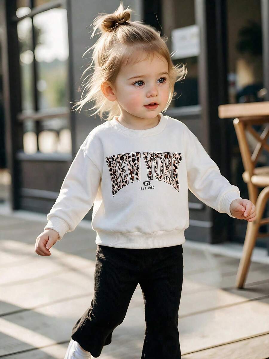 Elladie kids 女嬰幼兒女童休閒套裝 2件/組 紐約豹紋字母印花落肩衛衣上衣搭配羅紋針織喇叭褲,秋季服飾 - 白色 - 查看 1
