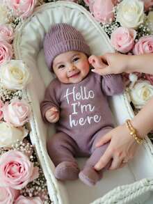 SHEIN 2件組 Hello I'm Here 趣味圖案刺繡新生兒攝影套裝 針織海軍藍連身褲連身衣與帽子 嬰兒拍照秋季道具 - 紫色 - 查看 2