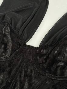 Maweii Atasan Crop Top Korset Bertulang Bentuk V Dalam dari Beludru Hitam & Rok Midi Berkerut dengan Belahan Tinggi (Dua Potong) - Hitam - View 8