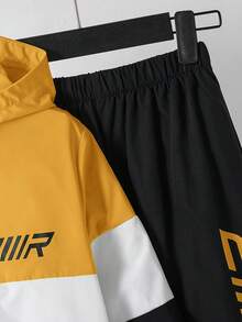 SHEIN 2件組兒童青少年男孩休閒日常舒適配色拼接連帽半拉鍊套頭寬鬆長袖外套與寬鬆錐形長褲梭織套裝，外套適合秋冬 - 黃色 - 查看 5
