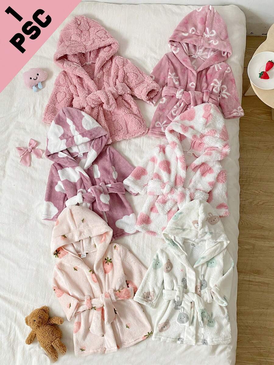 SHEIN 新生兒優雅雙面法蘭絨印花雲朵草莓愛心蝴蝶結卡通圖案連帽束腰毛絨睡袍 隨機6合1 - 彩色 - 查看 1