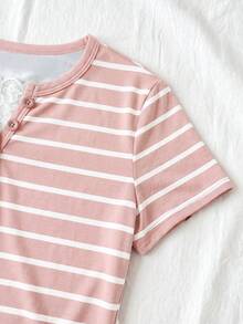 SHEIN 青少年女孩修身休閒簡約舒適圓領半排扣棕色與粉色條紋短袖T恤 - 粉色 - 查看 6