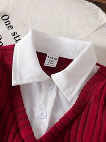 SHEIN Explorewe 2 件套女婴二合一服装，包括白色衬衫搭配红色华夫格纹理上衣和带草莓刺绣和流苏下摆的牛仔裤。时尚、甜美、休闲的设计适合春夏户外玩耍、日常、旅行。 - 紅色 - 查看 3