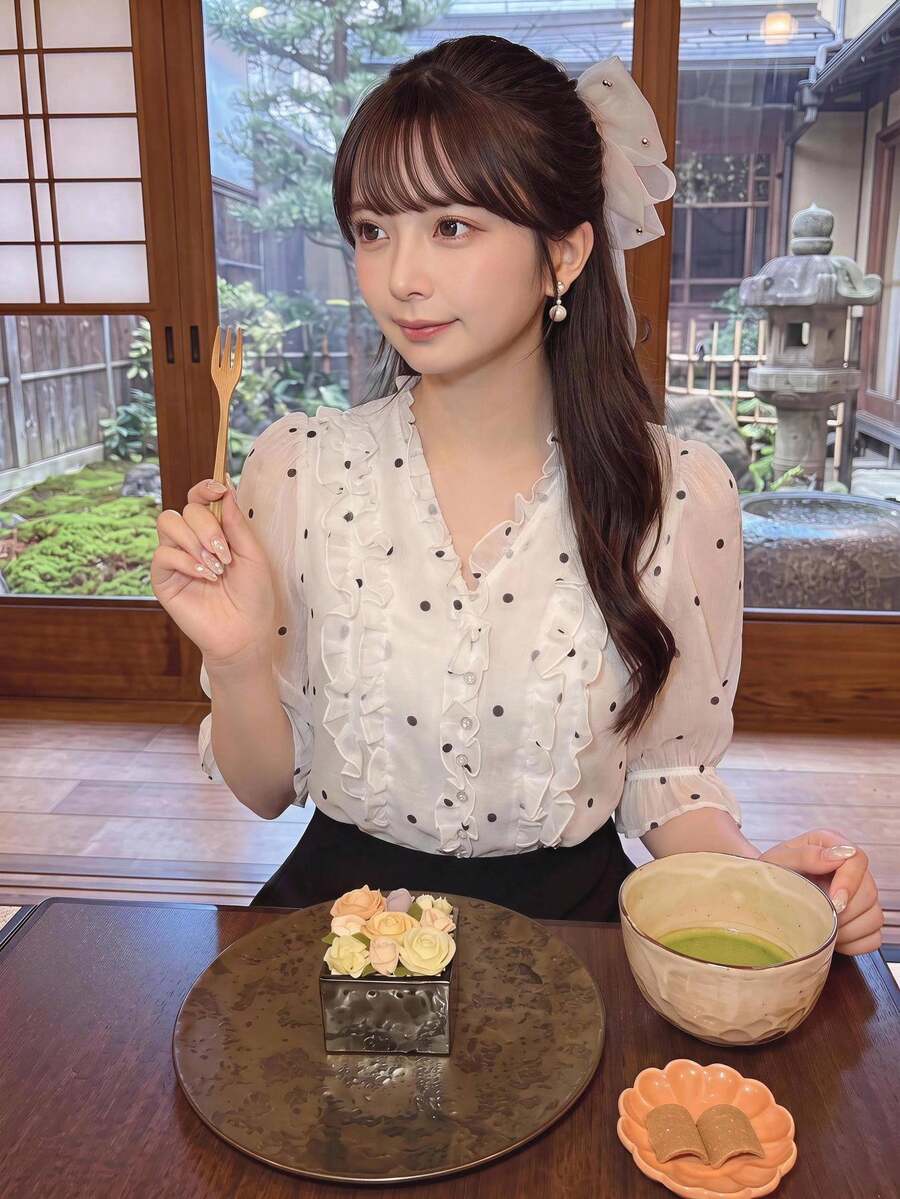 Bijouette 女款波點圖案喇叭袖荷葉邊時尚優雅襯衫,適合茶會、下午茶、夏季穿著 - 黑與白 - 查看 1