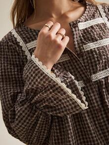 SHEIN Blus Wanita Leher Bulat Lengan Mengembang Hiasan Renda Patchwork Motif Kotak-kotak Vintage Gaya Rumah Pedesaan dengan Tali Serut, Desain Elegan untuk Makan Siang Piknik, Motif Kotak-kotak Cokelat Musim Gugur - Coklat - View 6