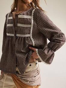 SHEIN Blus Wanita Leher Bulat Lengan Mengembang Hiasan Renda Patchwork Motif Kotak-kotak Vintage Gaya Rumah Pedesaan dengan Tali Serut, Desain Elegan untuk Makan Siang Piknik, Motif Kotak-kotak Cokelat Musim Gugur - Coklat - View 5