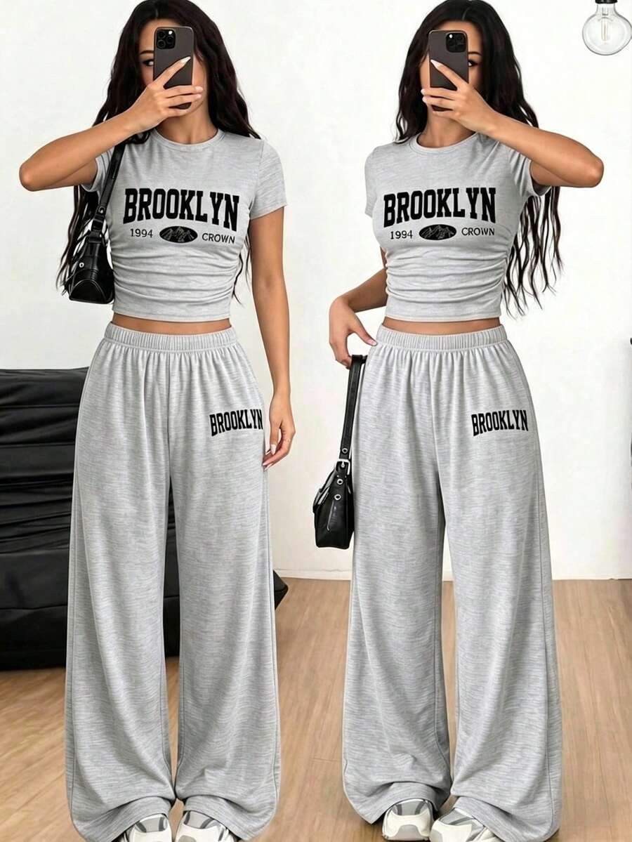 SHEIN 青少年女孩休閒日常百搭舒適寬鬆圓領短袖印花T恤與長褲套裝,夏季穿搭,柔軟針織,適合運動、外出、度假、旅行、學校、校園、大學及其他場合 - 淺灰色 - 查看 1