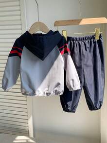SHEIN 2件組男嬰秋冬運動可愛街頭風休閒拼色連帽衛衣與長褲套裝 - 彩色 - 查看 2