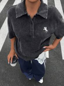 Muchica 女款夏季水洗做舊深灰色騎士刺繡短袖鈕扣休閒街頭風T恤，女款休閒襯衫，女款圖案T恤，夏季上衣 - 黑色 - 查看 4
