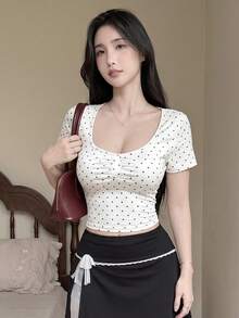 Tideelle 黑白波點U領抓皺短袖T恤，性感浪漫可愛修身露腰短版內搭上衣，適合日常白天夏季穿著 - 白色 - 查看 2
