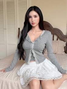 Tideelle 灰色韓系極簡性感風蕾絲飾邊針織套裝 女款夏季修身細肩帶背心與開襟衫 2件組，修飾身形百搭短版上衣 - 灰色 - 查看 3