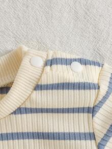 SHEIN Playful Pals 2件組新生男嬰運動衫＋長褲，可愛杏色卡其熊刺繡蝴蝶結條紋羅紋長袖圓領生日秋季Katseye慢跑套裝 - 藍白色 - 查看 6