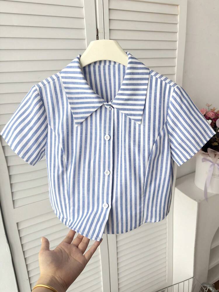 SHEIN 青少年女孩休閒可愛藍白條紋刺繡裝飾修身短袖襯衫上衣 學院風畢業季夏季襯衫 - 藍色 - 查看 2