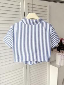 SHEIN 青少年女孩休閒可愛藍白條紋刺繡裝飾修身短袖襯衫上衣 學院風畢業季夏季襯衫 - 藍色 - 查看 3